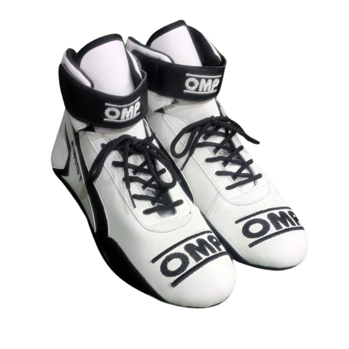 Sonny Hayes 2025 Racing Shoes – F1 The Movie Replica: white 2025 Brad Pitt (Damson Idris) The Movie Racing Shoes F1 APXGP racing shoes with black accents and 'OME' branding - Kartx Gear.